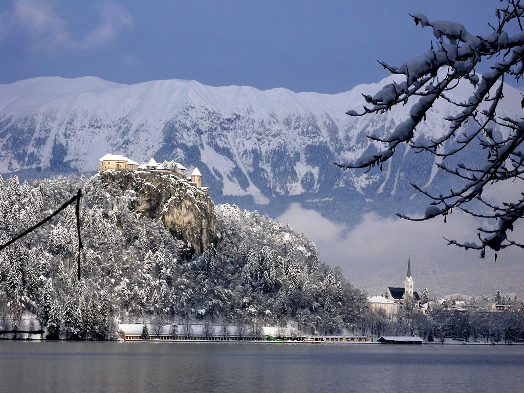 Picturesque view to the castle above Lake Bled - Slovenia in winter 
