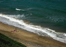 On the Scivu beach of Costa Verde