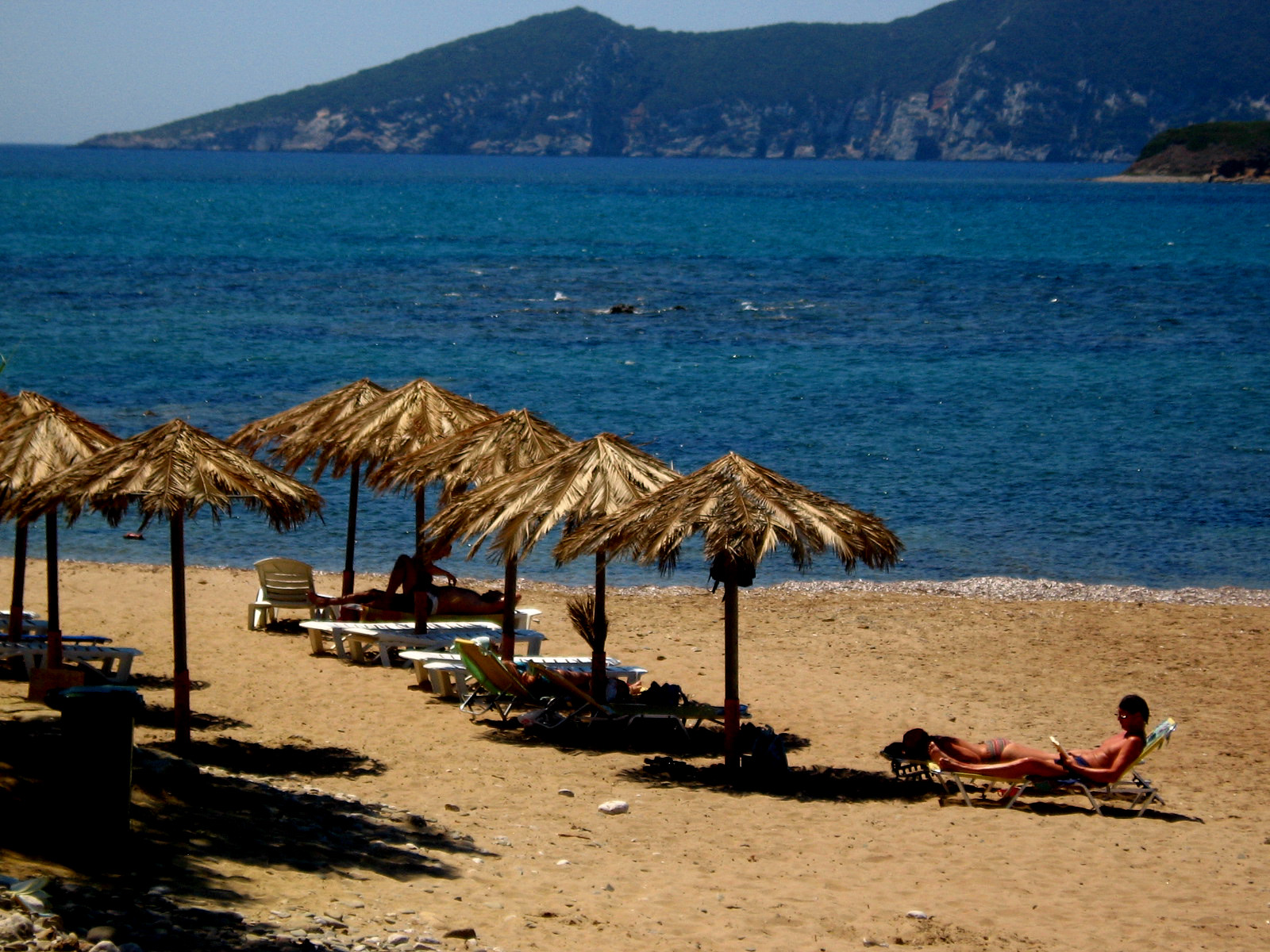Methoni beach holidays, in season there is a good selection of traditional Greek tavernas and restaurants - Methoni Greece 
