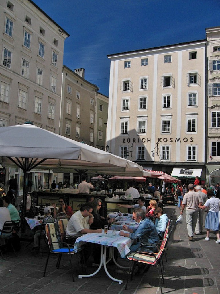 Take a walk along the squares and streets of Salzburg city - Austria