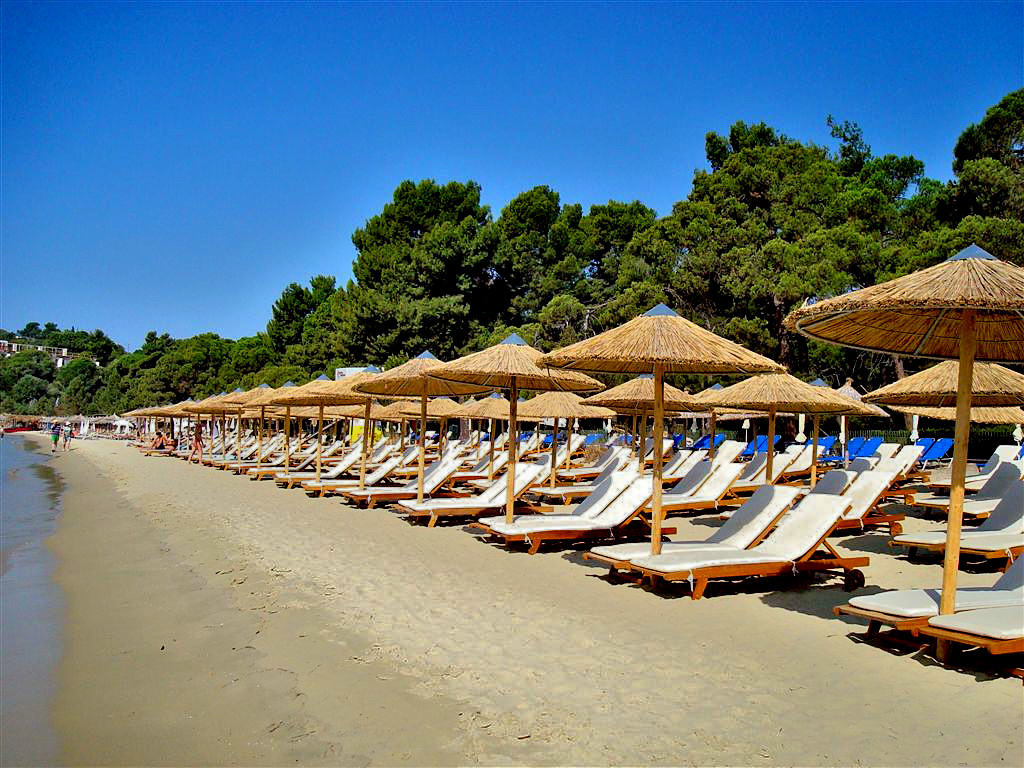 Koukounaries is the second largest resort in Skiathos, this 1,5 km long beach with fine golden sand is backed by dense coniferous woods and a lagoon - Greece 
