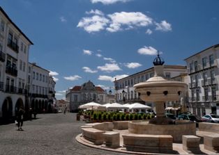 Giraldo square with fountaine - Portugal